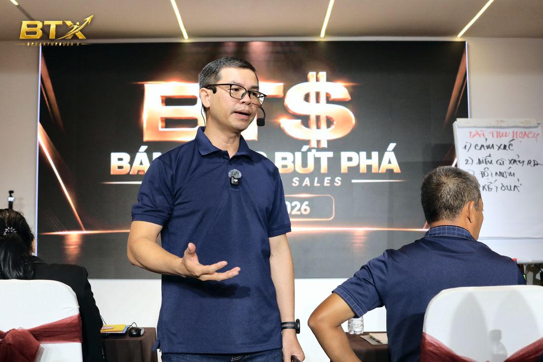 Nguyễn Trương Tuyến giảng bài trên sân khấu khoá BTS