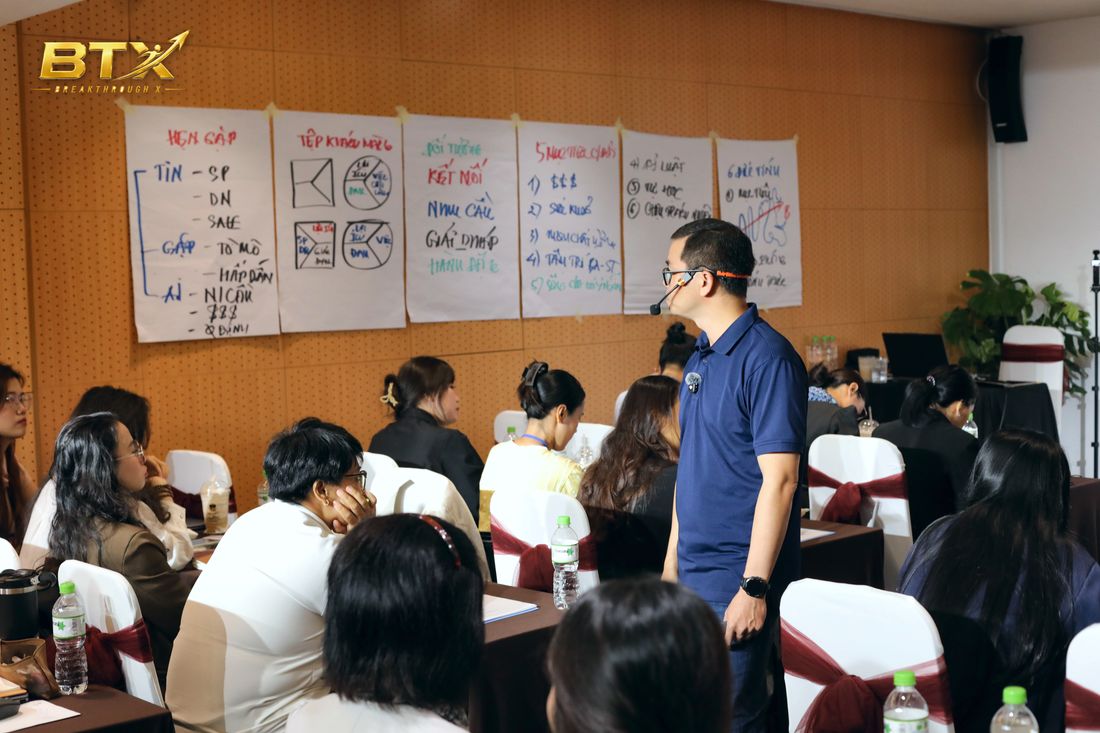 Lớp học BTS với các bảng giấy bài tập nhóm dán kín tường