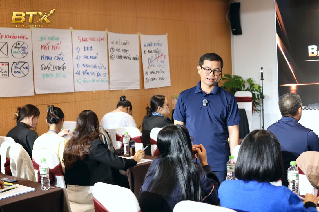 Nguyễn Trương Tuyến đứng giữa lớp trong giờ làm bài nhóm