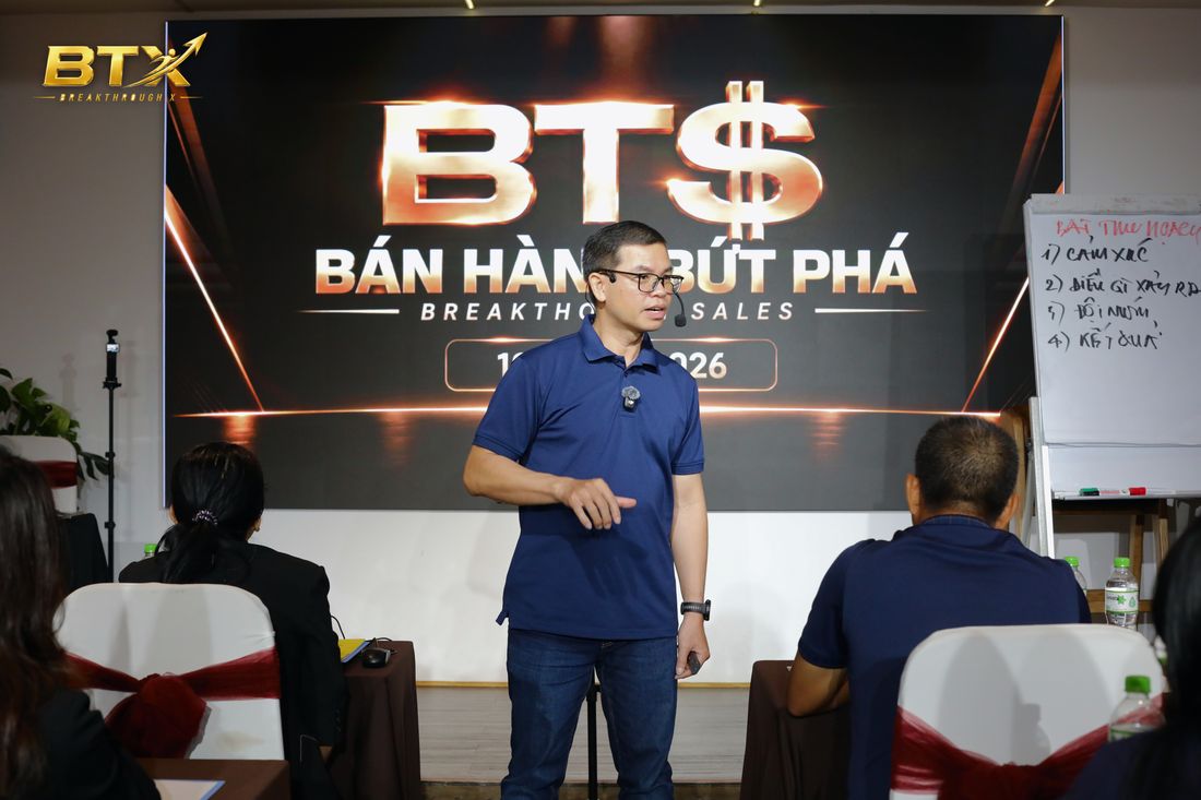 Nguyễn Trương Tuyến giảng trước phông Bán Hàng Bứt Phá