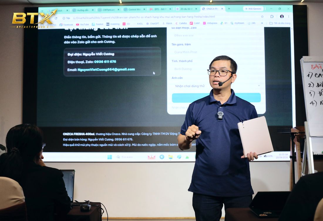 Nguyễn Trương Tuyến trình bày trước màn hình lớn