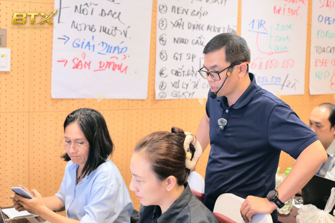 Nguyễn Trương Tuyến hướng dẫn một nhóm học viên làm bài