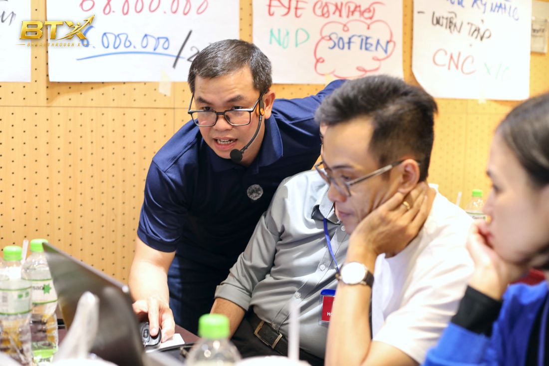 Nguyễn Trương Tuyến cùng học viên xem bài làm trên máy tính