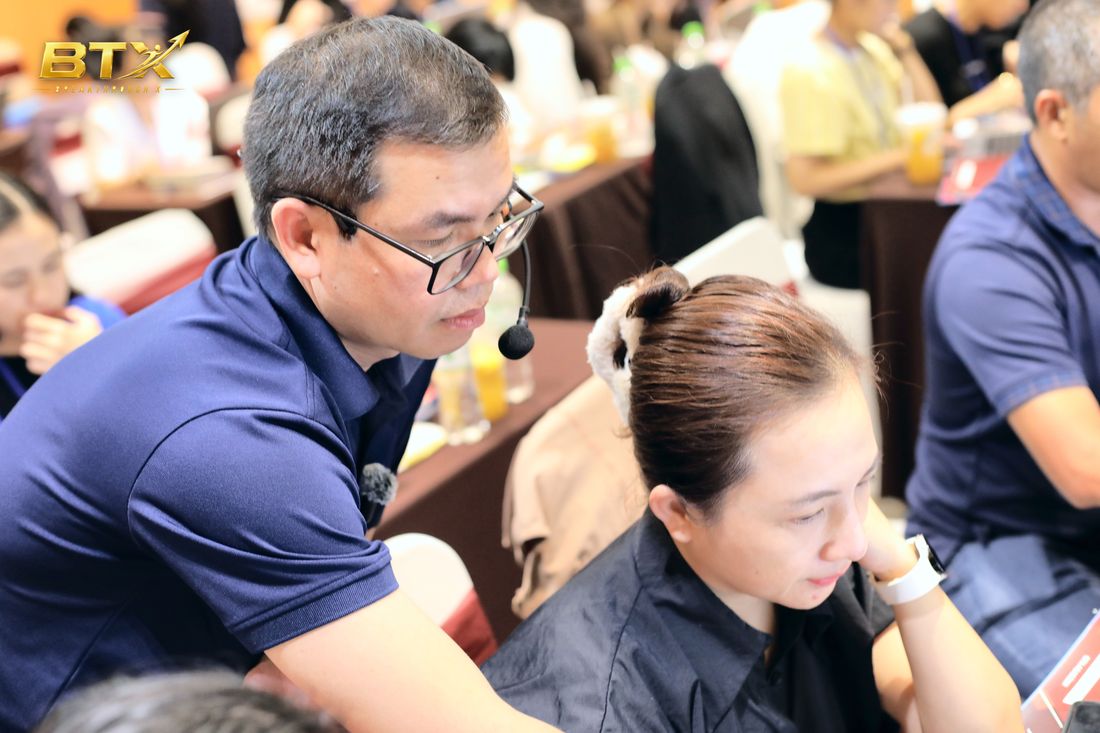 Nguyễn Trương Tuyến góp ý trực tiếp cho học viên
