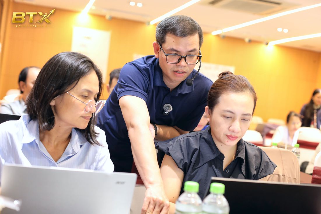 Nguyễn Trương Tuyến kèm hai học viên hoàn thiện bài