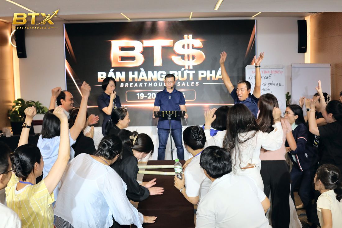 Cả lớp BTS hào hứng giơ tay trong phần trải nghiệm
