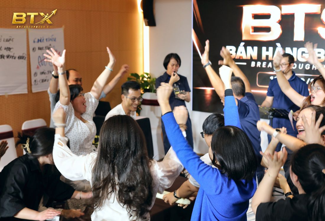 Học viên giơ tay hưởng ứng trong phần trải nghiệm