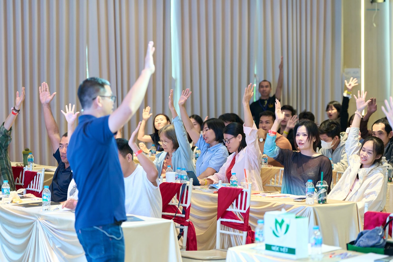 Nguyễn Trương Tuyến giơ tay cùng cả lớp hưởng ứng tại chương trình BTX Academy