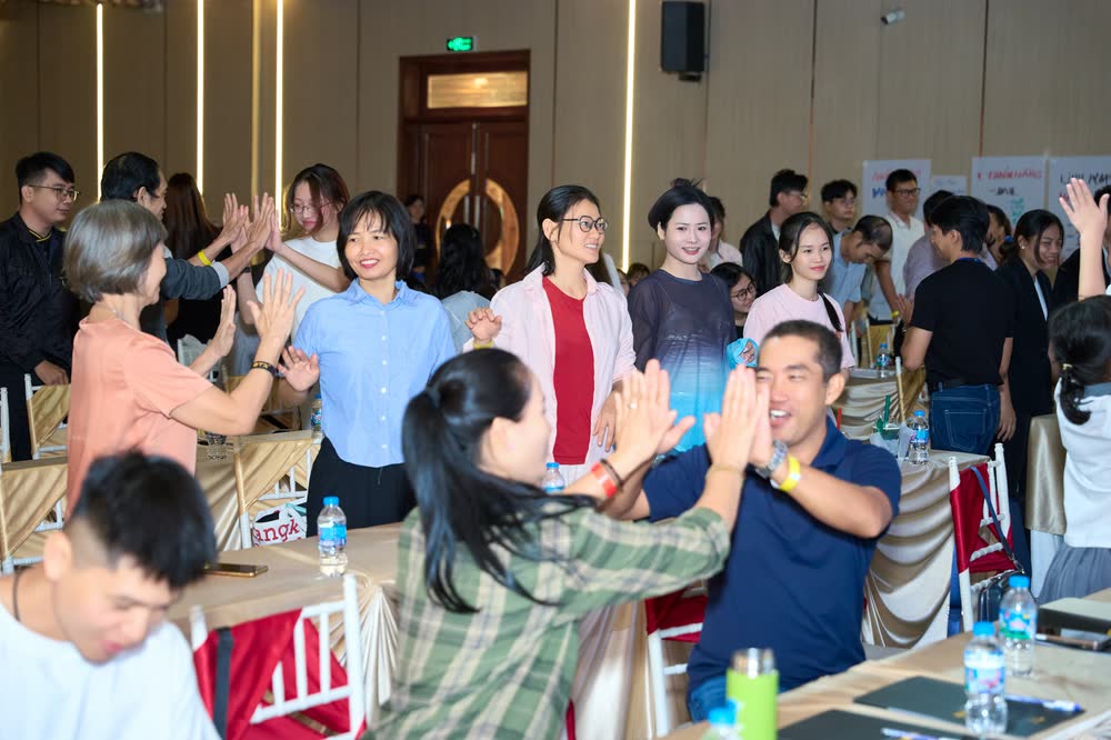 Học viên cổ vũ nhau trong bài tập nhóm