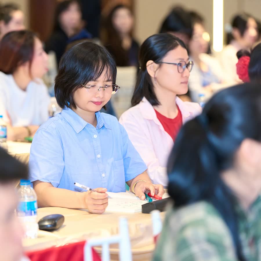 Học viên ghi chép bài tập tại lớp