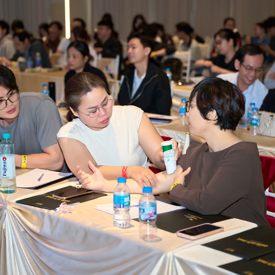 Học viên thảo luận nhóm