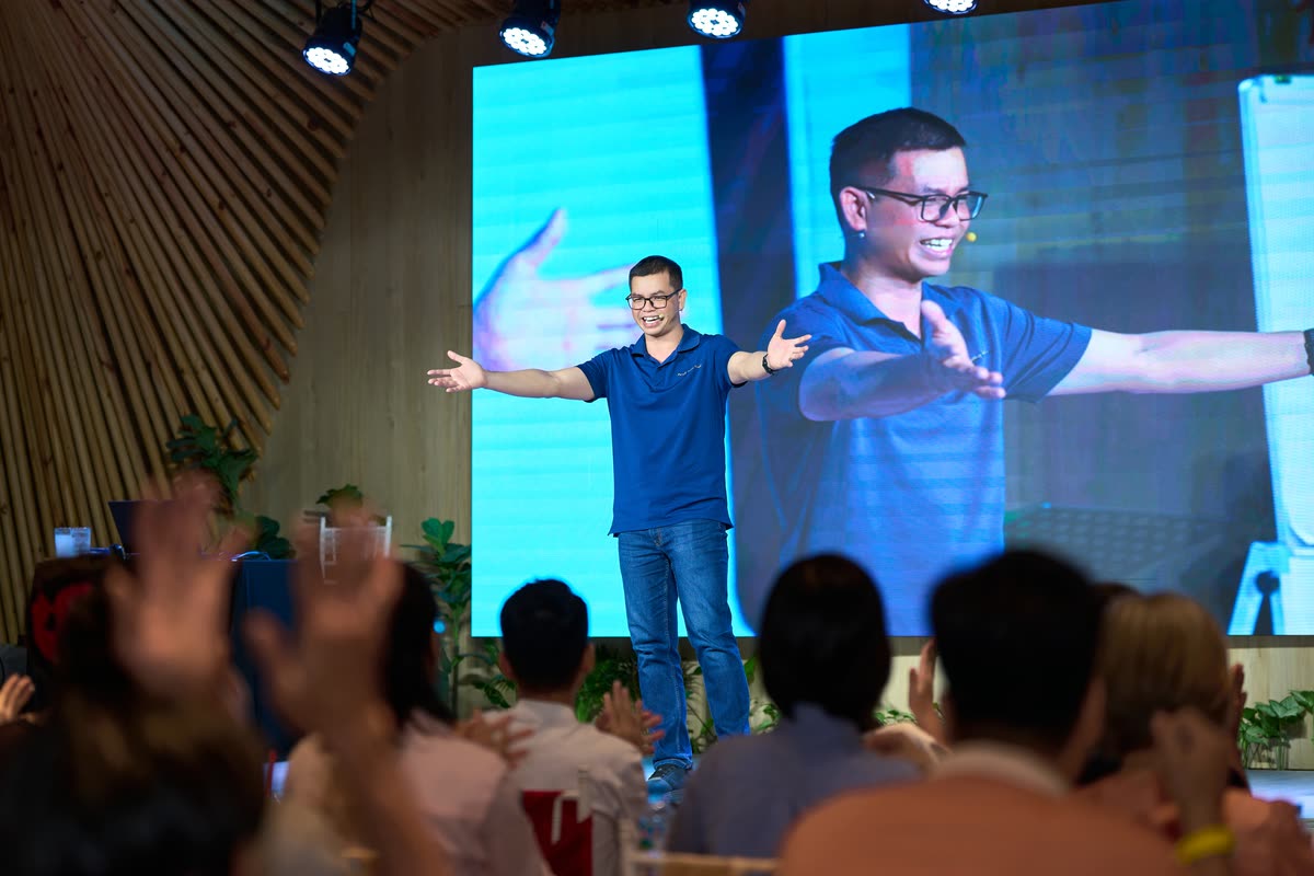 Nguyễn Trương Tuyến huấn luyện trên sân khấu